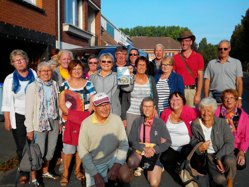 Photo de groupe des bénévoles de l'association ayant participé à l'ascension du Mont Saint-Michel.