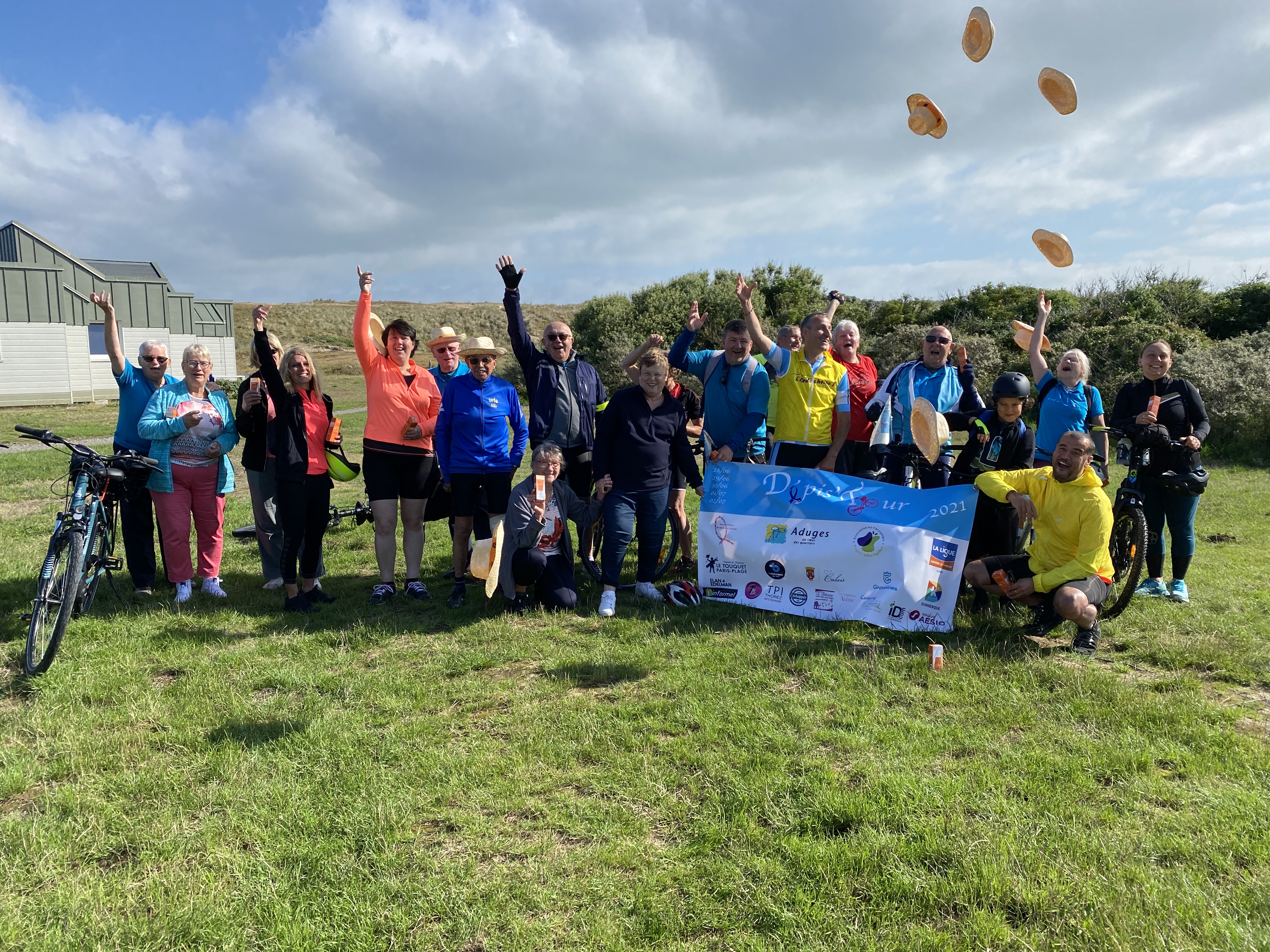 Dépis'Tour - Juin 2021 Un groupe de bénévoles de l’association jette ses chapeaux en l’air après avoir terminé le défi à vélo appelé Dépis'Tour.